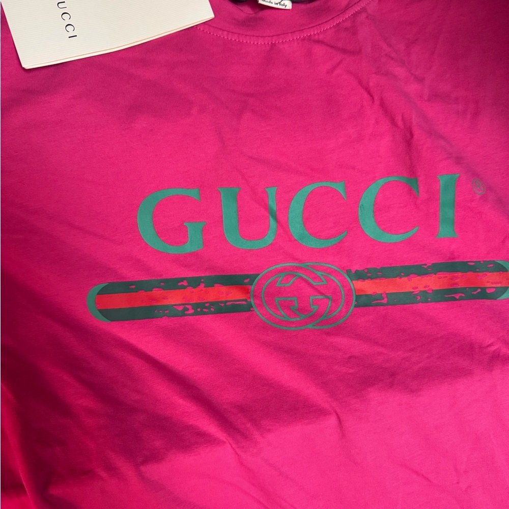 Firm. NWT Gucci Pink Short Sleeve Tee